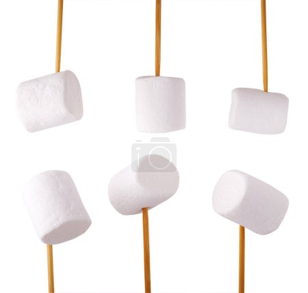 Foto per Set di marshmallow. Un mucchio di gustosi marshmallow bianchi e rosa isolati su sfondo bianco. Marshmallow caramelle sfondo
. - Immagine Royalty Free