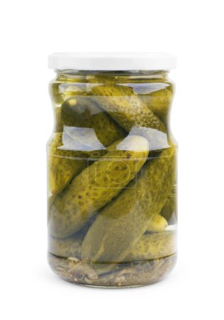 Téléchargez les photos : Concombres marinés isolés. Pickles dans un bocal en verre isolé sur fond blanc. avec chemin de coupe - en image libre de droit