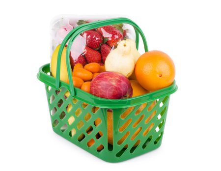 Foto de Surtido de frutas y bayas exóticas en cestas aisladas en blanco - Imagen libre de derechos