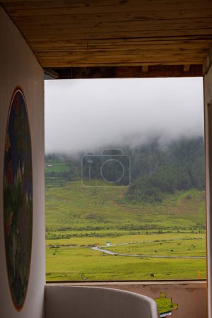 Foto de Vista panorámica del valle de Phobjikha en un día nublado en Bután, paisaje con nubes sobre las montañas. - Imagen libre de derechos