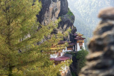 Téléchargez les photos : Vue panoramique du monastère sacré Paro Taktsang (temple bouddhiste Tigers Nest) sur la falaise de la vallée du Paro au Bhoutan - en image libre de droit