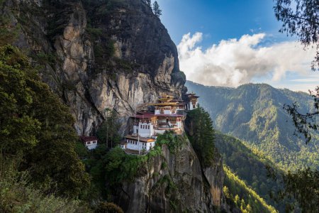 Foto de Vista panorámica del monasterio sagrado de Paro Taktsang (templo budista del Nido de los Tigres) en el acantilado del valle de Paro en Bután - Imagen libre de derechos