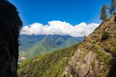 Foto de Hermosa vista de un valle con árboles y montañas en Bután, paisaje panorámico de montaña paisaje de verano en Asia. - Imagen libre de derechos