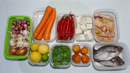 Téléchargez les photos : Poisson poulet tofu ail fruits et légumes dans des boîtes alimentaires en plastique pour la préparation des aliments - en image libre de droit