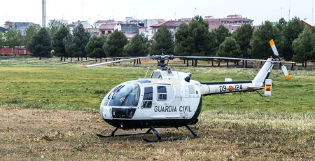 Foto de Helicóptero de Guardia Civil estacionado listo para despegar - Imagen libre de derechos