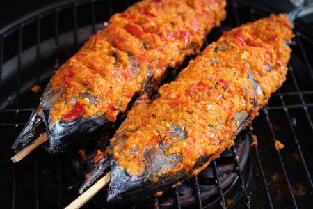 Téléchargez les photos : Thon listao grillé (cakalang) avec assaisonnement épicé délicieux - en image libre de droit