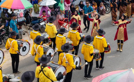 Téléchargez les photos : Sumenep, île de Madura, Indonésie - 30 août 2023 : Défilé des fanfares pour commémorer la fête de l'indépendance. 78e anniversaire du Carnaval de la République d'Indonésie - en image libre de droit