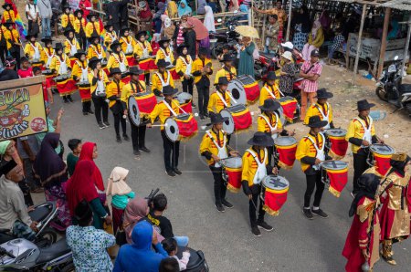 Téléchargez les photos : Sumenep, île de Madura, Indonésie - 30 août 2023 : Défilé des fanfares pour commémorer la fête de l'indépendance. 78e anniversaire du Carnaval de la République d'Indonésie - en image libre de droit