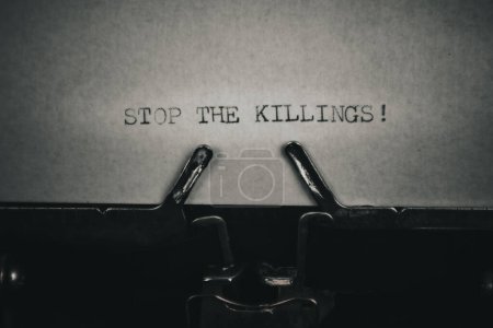 Téléchargez les photos : STOP THE KILLINGS mots tapés sur une machine à écrire vintage. Ferme là. Machine à écrire antique. - en image libre de droit