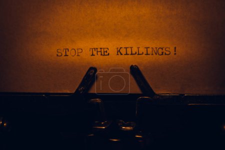 Téléchargez les photos : STOP THE KILLINGS mots tapés sur une machine à écrire vintage. Ferme là. Machine à écrire antique. - en image libre de droit