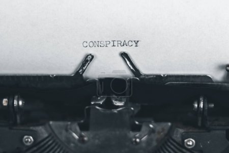 CONSPIRACY escribió palabras en una máquina de escribir vintage. De cerca. Máquina de escribir antigua.