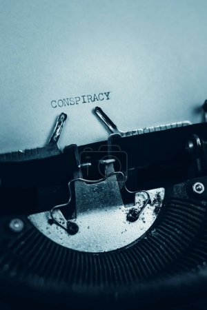 Foto de CONSPIRACY escribió palabras en una máquina de escribir vintage. De cerca. Máquina de escribir antigua. - Imagen libre de derechos