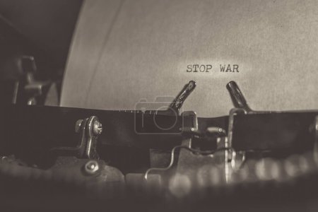 STOP WAR escribió palabras en una máquina de escribir vintage. De cerca. Máquina de escribir antigua.