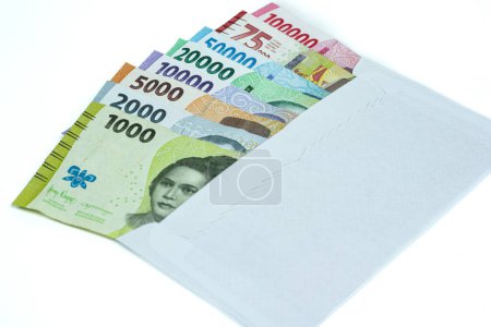 Indonesische Währung. Stapel von Rupiah- oder IDR-Banknoten in weißem Umschlag auf weißem Hintergrund