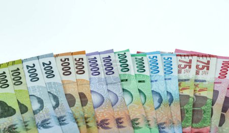 Indonesische Währung. Stapel von Rupiah- oder IDR-Banknoten isoliert auf weißem Hintergrund