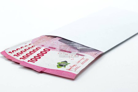 Indonesische Rupiah-Währung. Weißer Umschlag mit 100.000 IDR Bargeld isoliert auf weißem Hintergrund