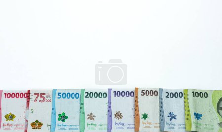 Indonesische Währung. Stapel von Rupiah- oder IDR-Banknoten isoliert auf weißem Hintergrund