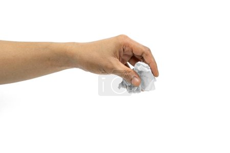 La mano del hombre sostiene papel de tejido arrugado aislado sobre fondo blanco. Higiene personal