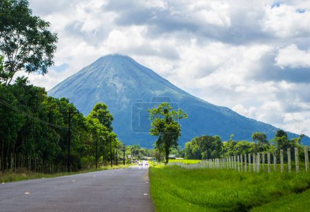 Téléchargez les photos : Impressionnant volcan arénal à Costa Rica à côté de la route - en image libre de droit