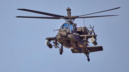 Téléchargez les photos : AH 64 Apache - hélicoptère militaire effectuant un vol de démonstration - en image libre de droit