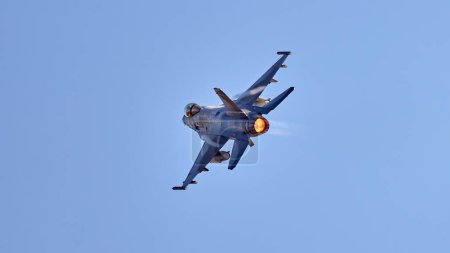Foto de The Sonic Boom Generated By An F-16 Flying Supersonic.F-16 Fighting Falcon. Avión de combate de la fuerza aérea en vuelo completo. - Imagen libre de derechos
