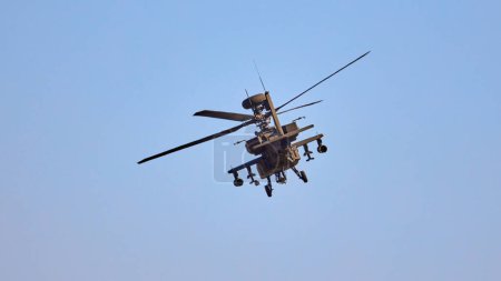 Téléchargez les photos : AH 64 Apache - hélicoptère militaire effectuant un vol de démonstration. - en image libre de droit