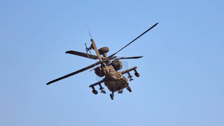 Foto de AH 64 Apache - helicóptero militar que realiza un vuelo de demostración. - Imagen libre de derechos
