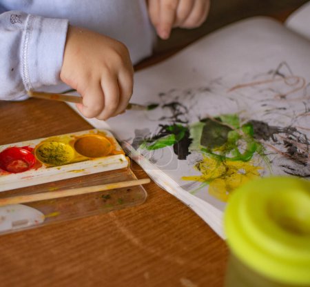 Foto de Niños drows con pintura - Imagen libre de derechos