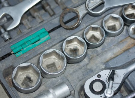 Téléchargez les photos : Outils métalliques pour la réparation automobile - en image libre de droit