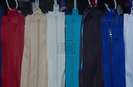 Foto de Cremalleras para ropa de diferentes colores. - Imagen libre de derechos