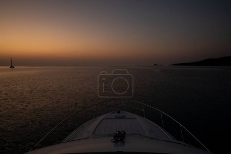 Téléchargez les photos : Avant le lever du soleil sur la plage d'Agia Kyriaki, Kyparissi Laconia, Péloponnèse, baie de Zorakas, Grèce en vue d'été depuis le yacht. Horizontal. - en image libre de droit