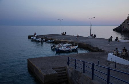 Téléchargez les photos : Kyparissi Laconia, 28 août 2022 : Marina de mer à Kyparissi Laconia, Péloponnèse, baie de Zorakas, Grèce en soirée d'été. Horizontal. - en image libre de droit
