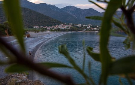 Téléchargez les photos : Belle plage d'ammos Megali à Kyparissi Laconia, Péloponnèse, baie de Zorakas, Grèce en été après le coucher du soleil. Horizontal. - en image libre de droit