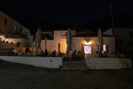 Téléchargez les photos : Kyparissi Laconia, 28 août 2022 : Les gens se détendent dans le bar de la marina de mer Village Kyparissi Laconia, Péloponnèse, baie de Zorakas, Grèce en soirée d'été. Horizontal. - en image libre de droit