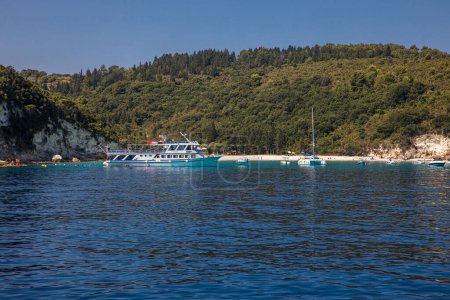 Téléchargez les photos : Au large de l'île d'ANTIPAXOS, plage de Paralia Voutoumi, unité régionale de Corfou, îles Ioniennes, Grèce en été. Horizontal. - en image libre de droit