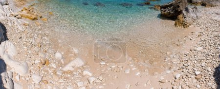 Téléchargez les photos : Plage sauvage de galets et de sable sur la côte de l'île ANTIPAXOS, Corfou Unité régionale, Îles Ioniennes, Grèce en été. Vue panoramique. - en image libre de droit