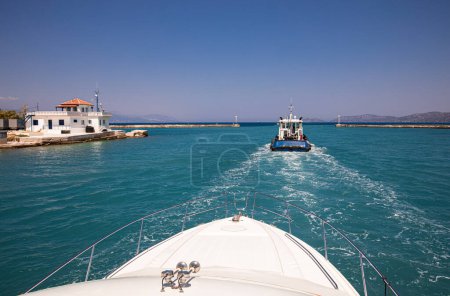 Téléchargez les photos : Passage par le canal de Corinthe en yacht, Grèce. Le canal de Corinthe relie le golfe de Corinthe dans la mer Ionienne au golfe Saronique dans la mer Égée. Horizontal. - en image libre de droit
