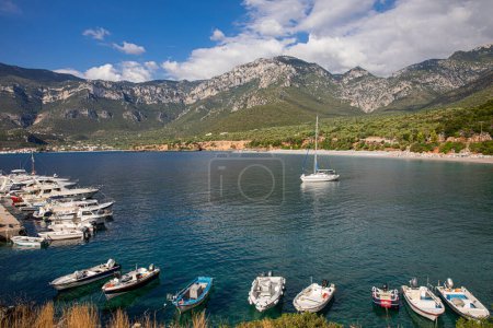 Téléchargez les photos : Paysage incroyable de la baie de Zorakas à Kyparissi Laconia, Péloponnèse, Grèce en été. Horizontal. - en image libre de droit