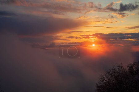 Schöne Naturlandschaft im Frühling während des Sonnenuntergangs im westlichen Arkadien, Peloponnes, Griechenland. Horizontal.