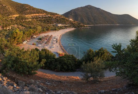 Vista panorámica de la playa de Tigani cerca de la ciudad de Tyros, Peloponeso, Mar de Myrtoan, GRECIA en la mañana de verano. Horizontal.