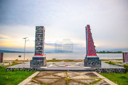 Foto de Monumento de arte de talla Gorga Batak en Balige, Sumatra del Norte - Imagen libre de derechos