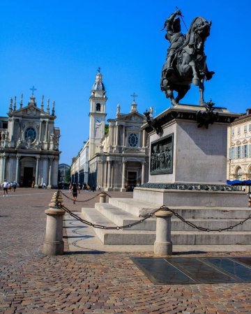 Téléchargez les photos : Photographie de Piazza San Carlo qui est l'une des principales places de la ville de Turin, en Italie. Il a été aménagé aux XVIe et XVIIe siècles et est un exemple de style baroque. Monument équestre d'Emmanuel Philibert est situé au centre de la place. - en image libre de droit