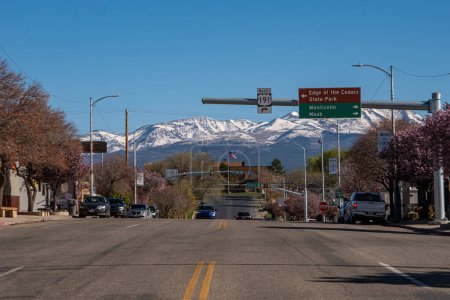Téléchargez les photos : Rue principale dans la petite ville rurale de Blanding, Utah, un jour de printemps ensoleillé. - en image libre de droit