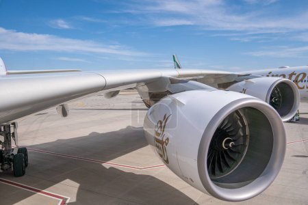 Téléchargez les photos : Dubaï, Émirats arabes unis, 16 novembre 2023. Le Dubai Airshow. Gros plan sur les moteurs de l'Airbus 380 d'Emirates Airlines, stationnés au Dubai Airshow. - en image libre de droit