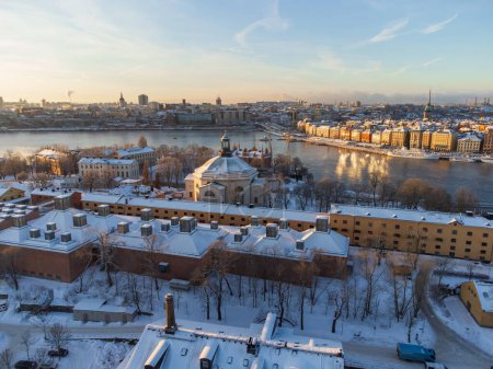 Téléchargez les photos : Vue aérienne de Stockholm en hiver, de la vieille ville aux skeppsholmen et Eric Ericsonhallen. - en image libre de droit