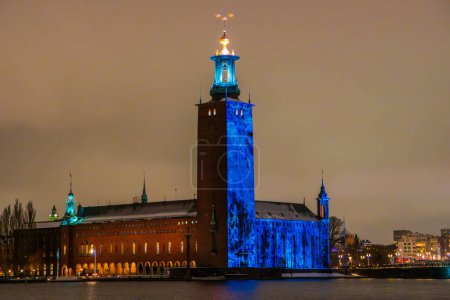 Téléchargez les photos : Mairie de Stockholm sur Kungsholmen, vêtu de couleurs en l'honneur de la cérémonie du dîner Nobel - en image libre de droit