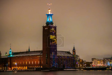 Téléchargez les photos : Mairie de Stockholm sur Kungsholmen, vêtu de couleurs en l'honneur de la cérémonie du dîner Nobel - en image libre de droit