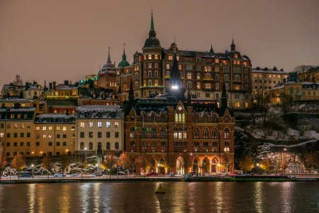 Téléchargez les photos : Stockholm, quartier de Sodermalm la nuit en hiver avec neige au sol, bâtiments historiques. - en image libre de droit