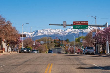 Téléchargez les photos : La petite ville tranquille de Blanding dans le sud de l'Utah offre des vues spectaculaires de sa rue principale vers les montagnes enneigées. - en image libre de droit