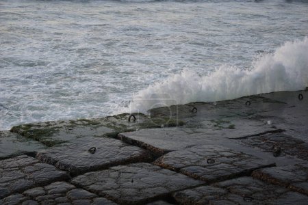 Foto de Las olas del Mediterráneo golpean las piedras en Alejandría, Egipto - Imagen libre de derechos
